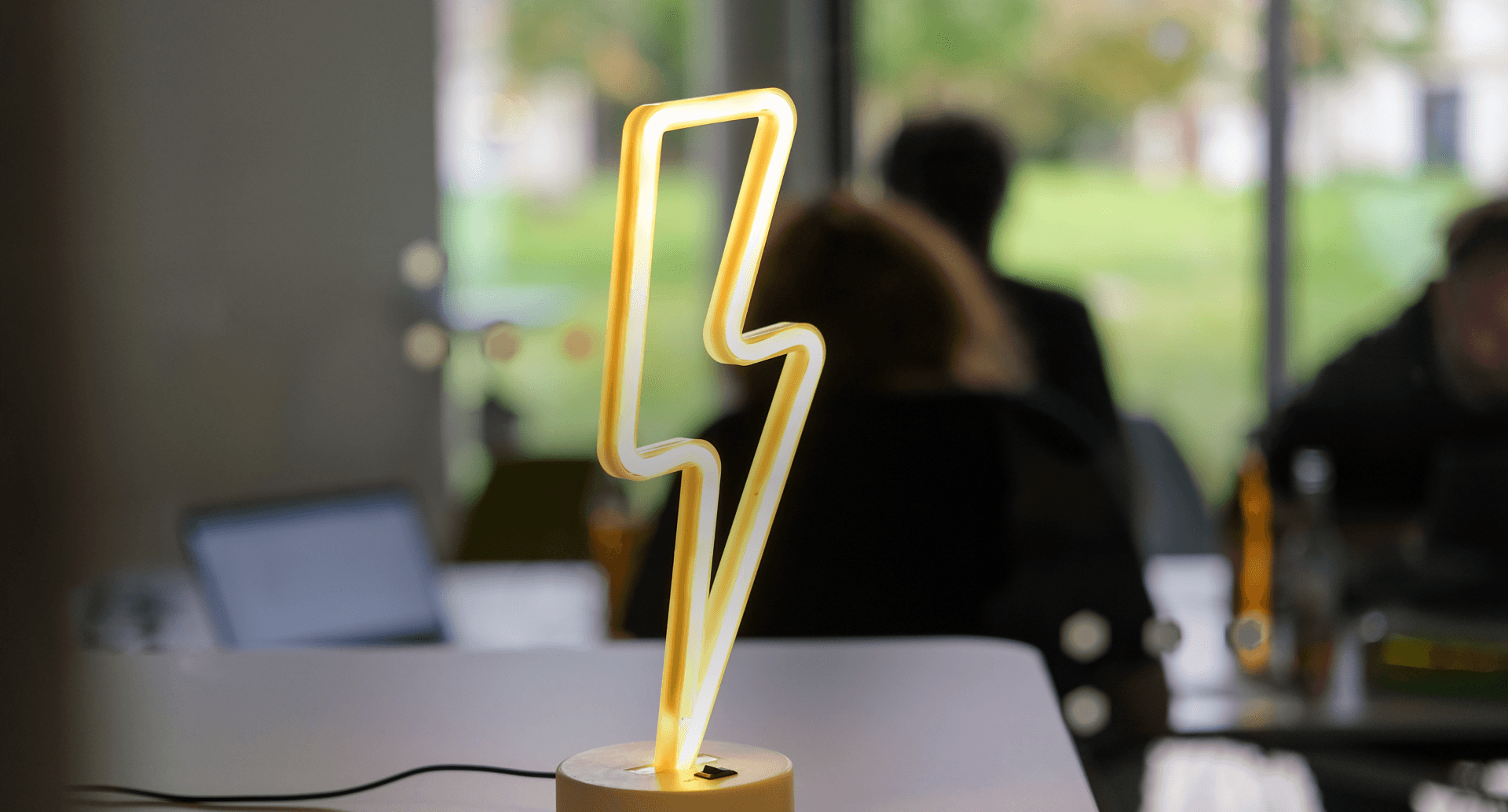 Lampe in Form eines leuchtenden Blitzes. Der Blitz ist auch Logo des SEITENBAU-Hackathons.