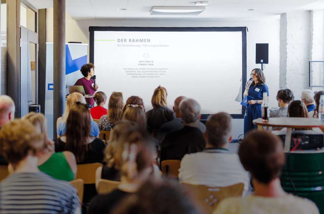 Lena und Katja bei einer Konferenz der HR Pioneers