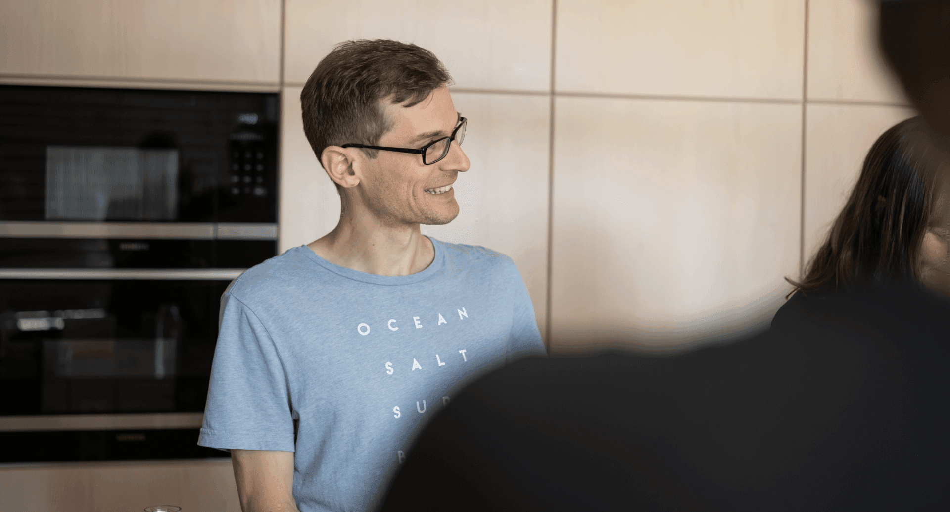 Mitarbeiter der lächelt