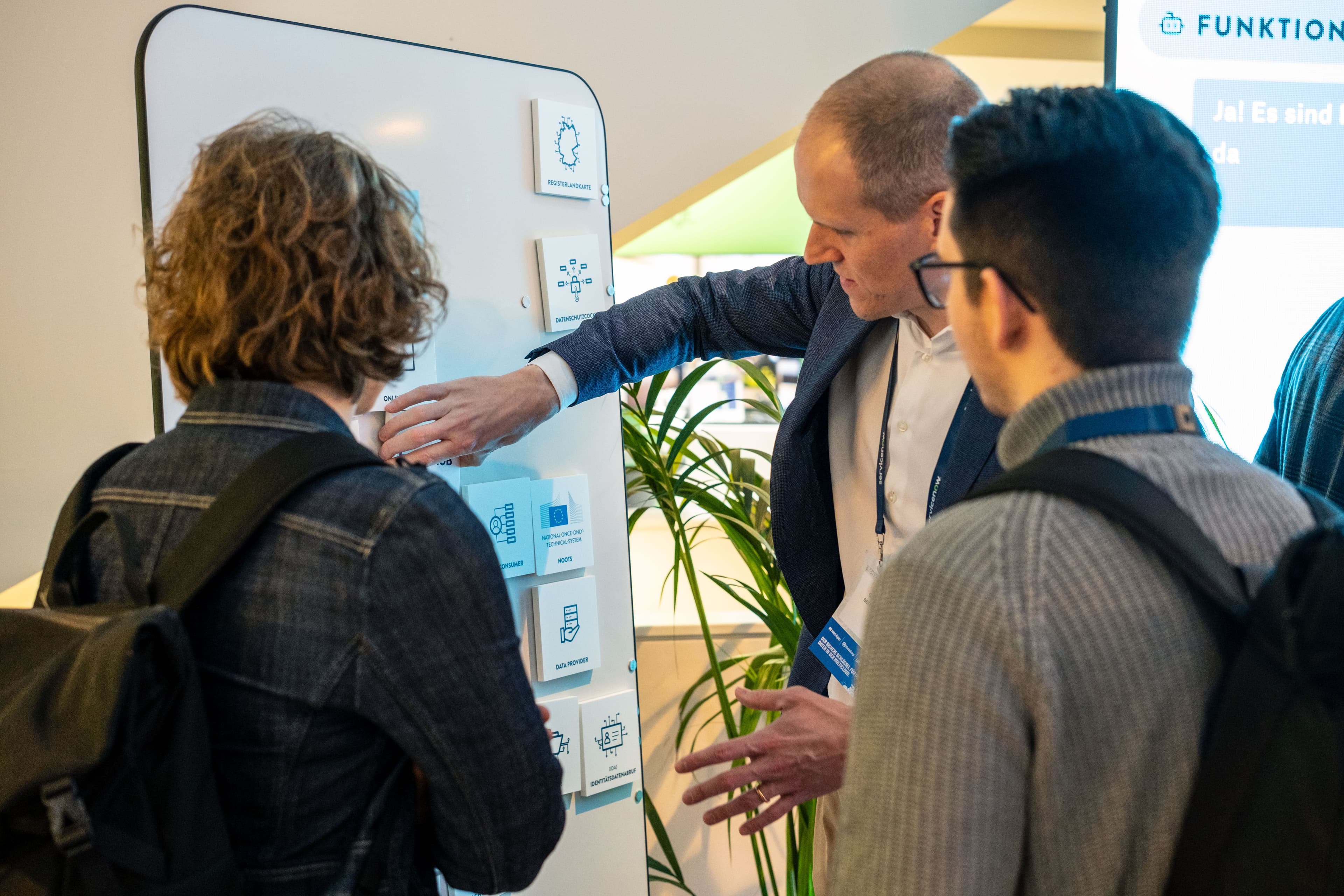 SEITENBAU Mitarbeiter demonstriert etwas an einem Whiteboard