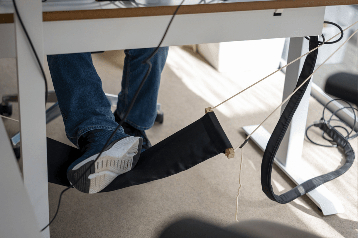 Das Bild zeigt die Füße eines SEITENBAU Mitarbeiters