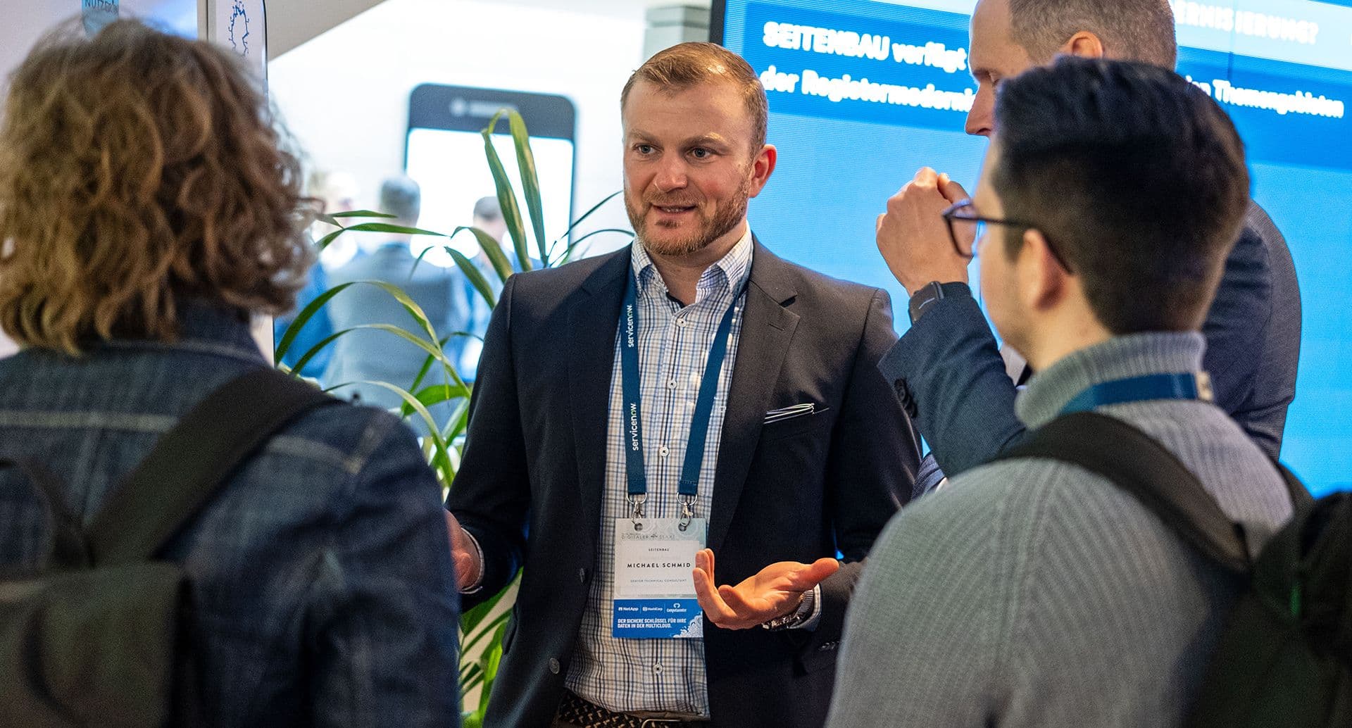 Ein SEITENBAU-Kollege im Gespräch mit einer Kongressbesucherin auf digitaler Staat 2024