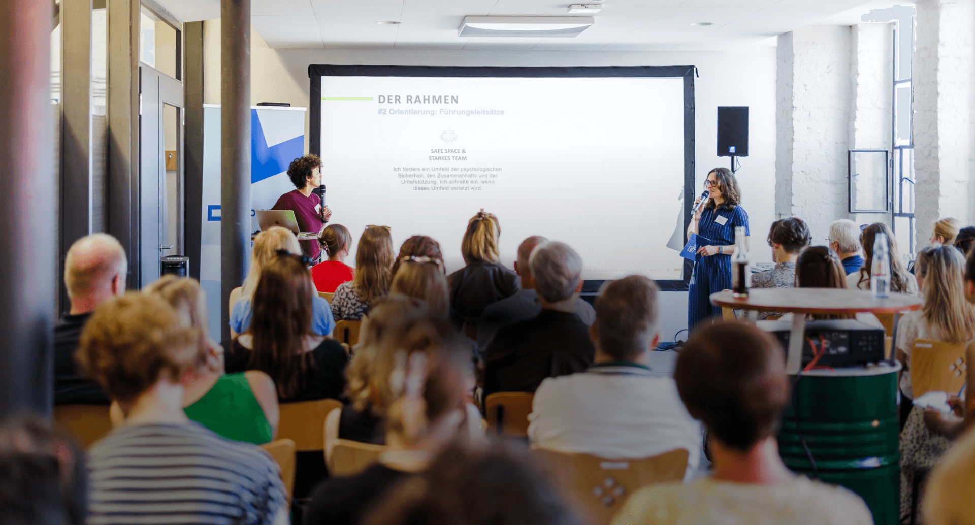 Lena und Katja bei einer Konferenz der HR Pioneers