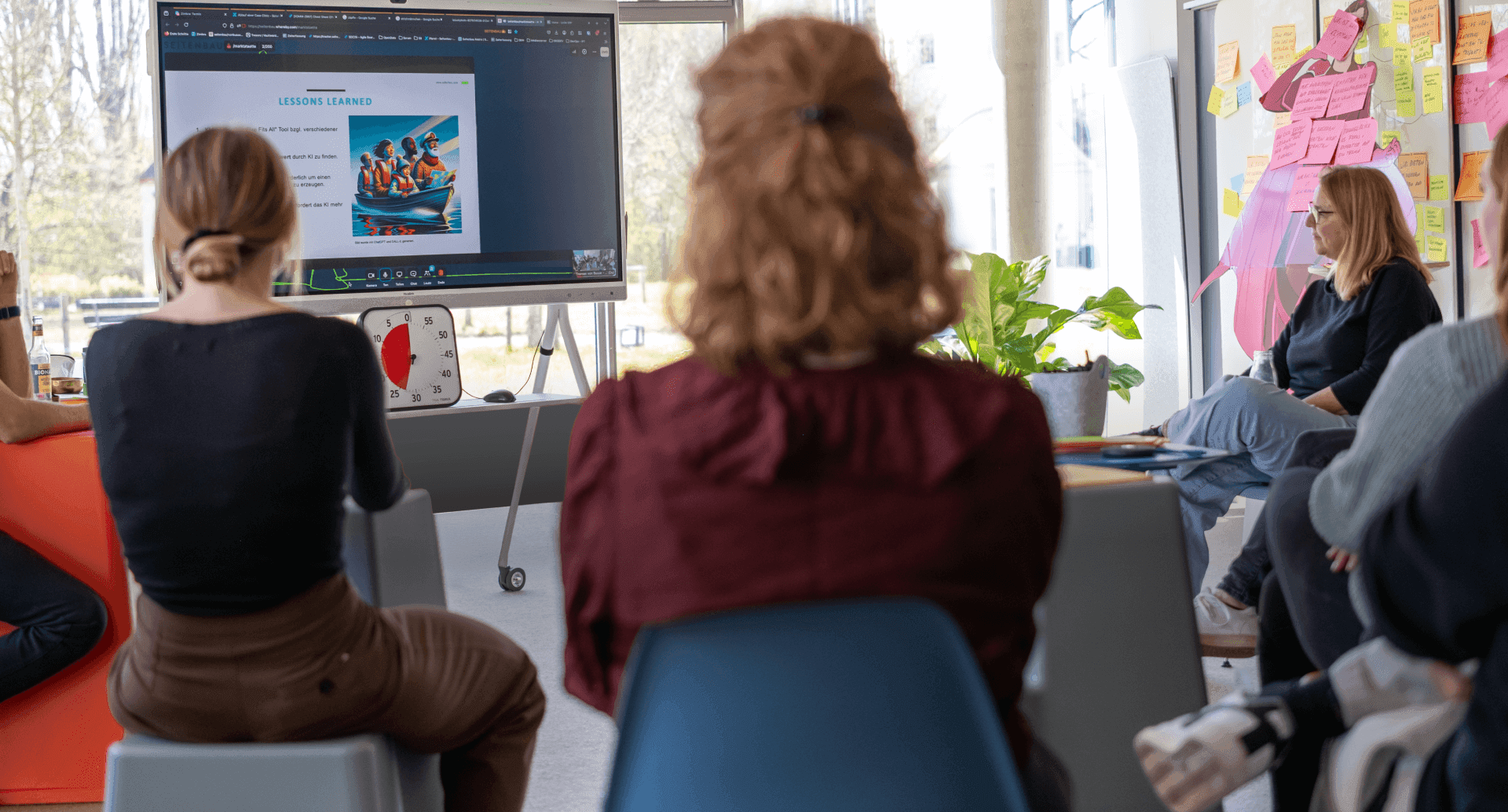 drei frauen die auf einem Bildschirm einer Präsentation folgen