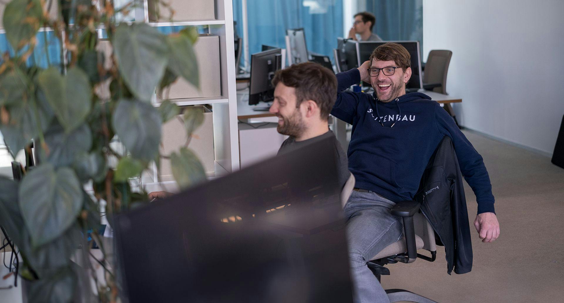 2 Softwareentwickler lachen bei der Arbeit