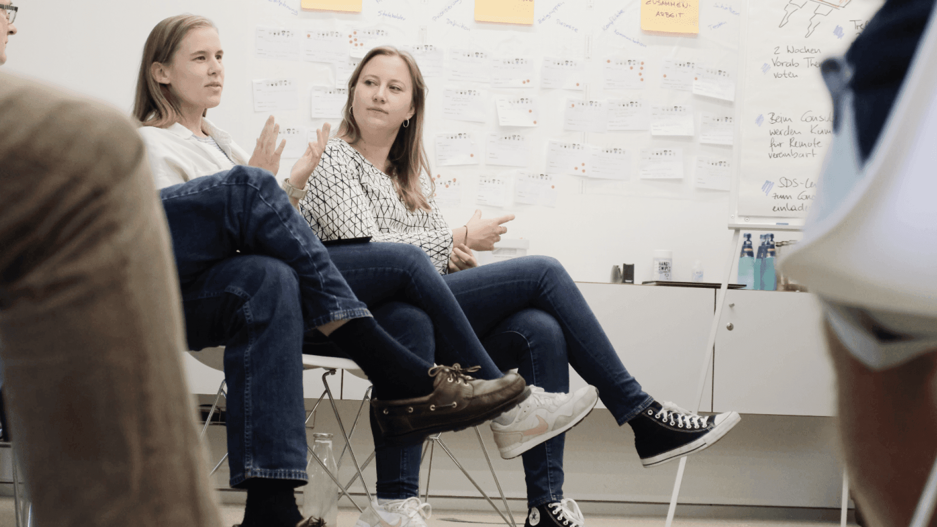 mitarbeitende im austausch