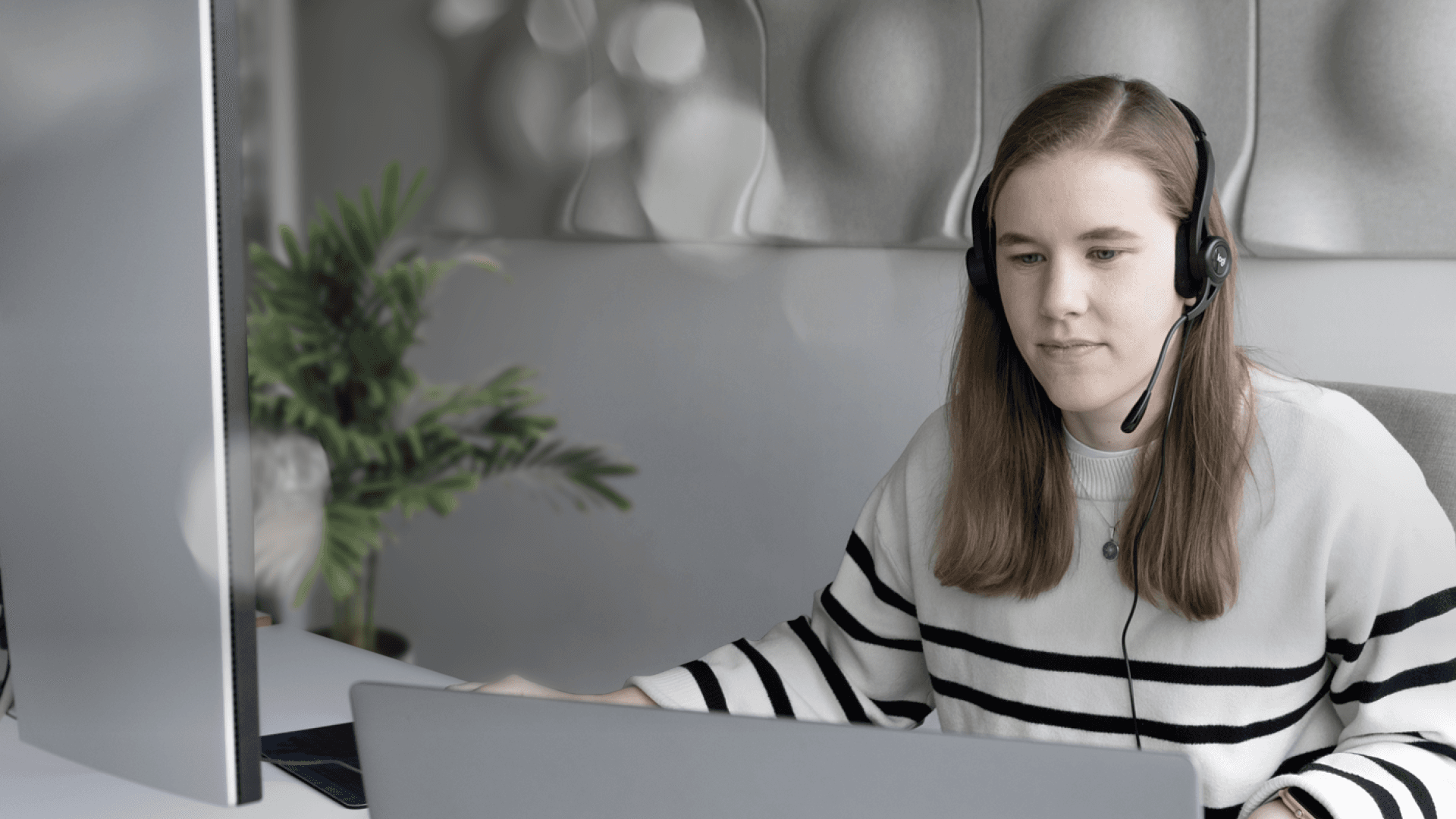 mitarbeitende person mit headset