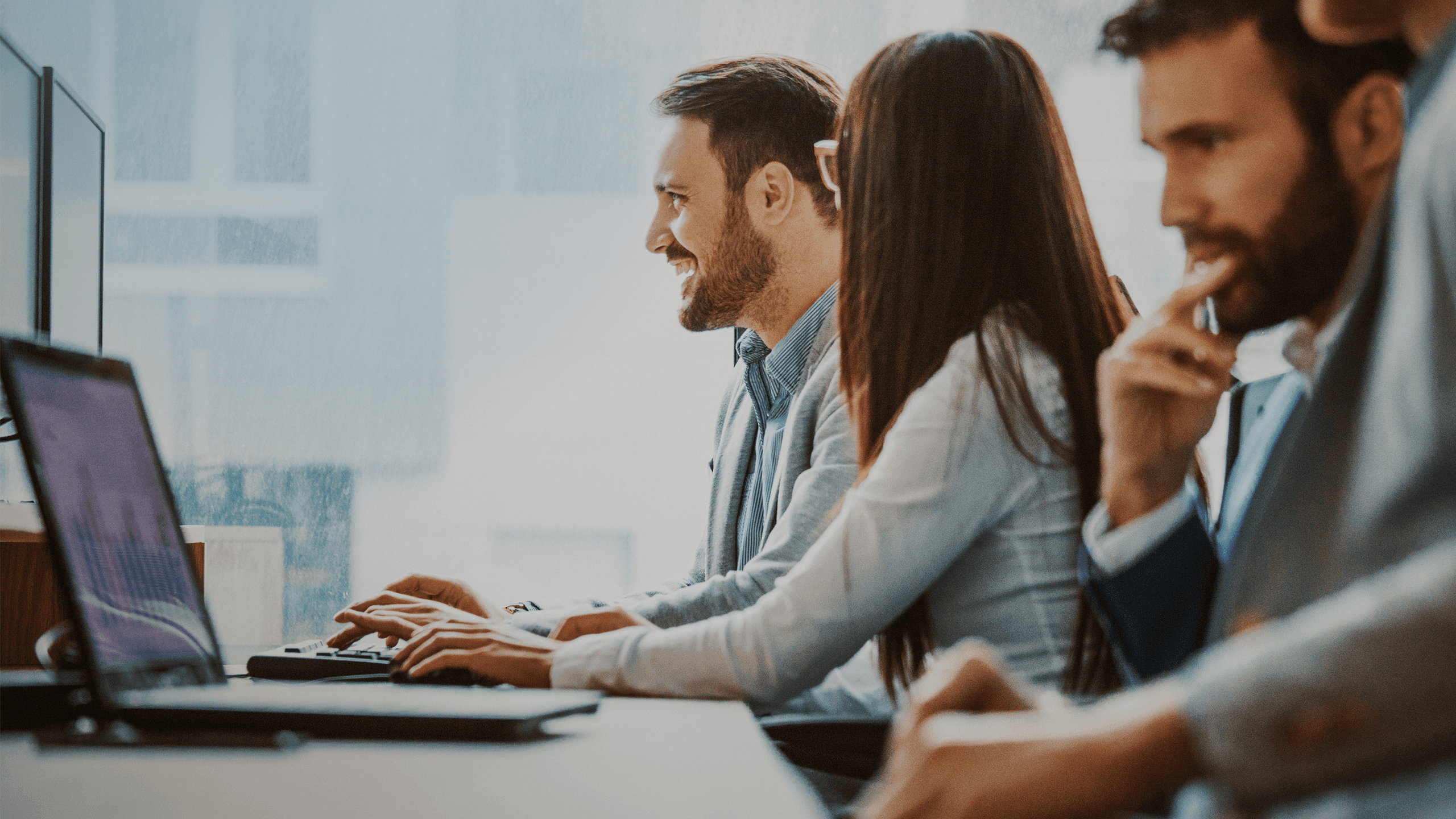 lachender mensch am arbeitsplatz