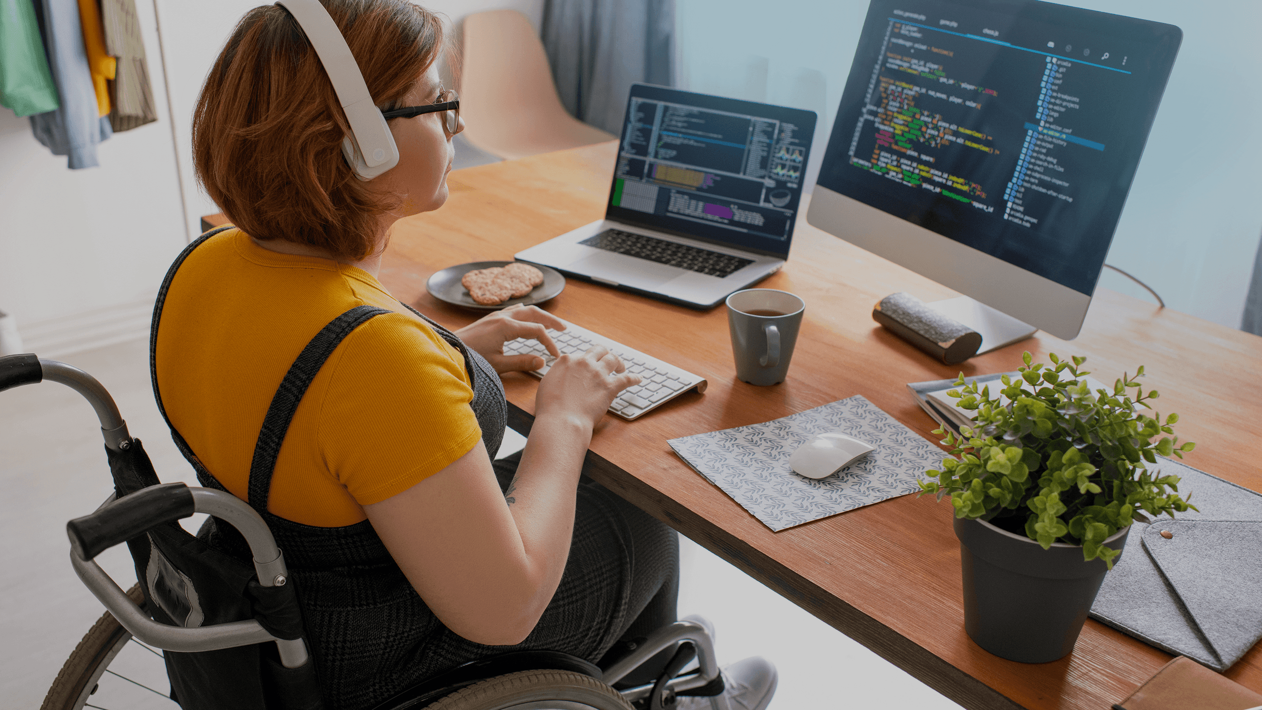 mitarbeitende person im rollstuhl