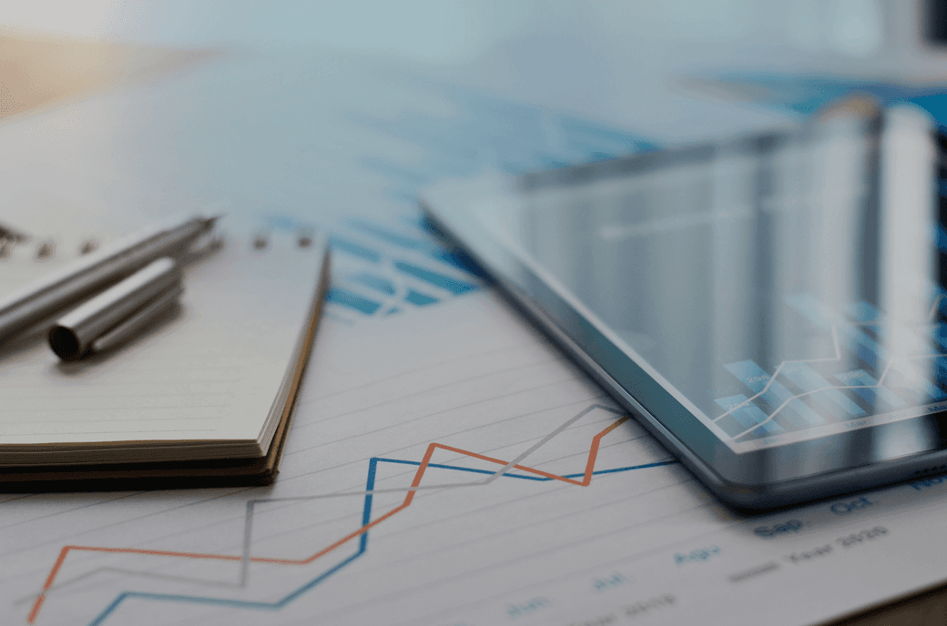 schreibtischabbildung mit tablet stift und papier