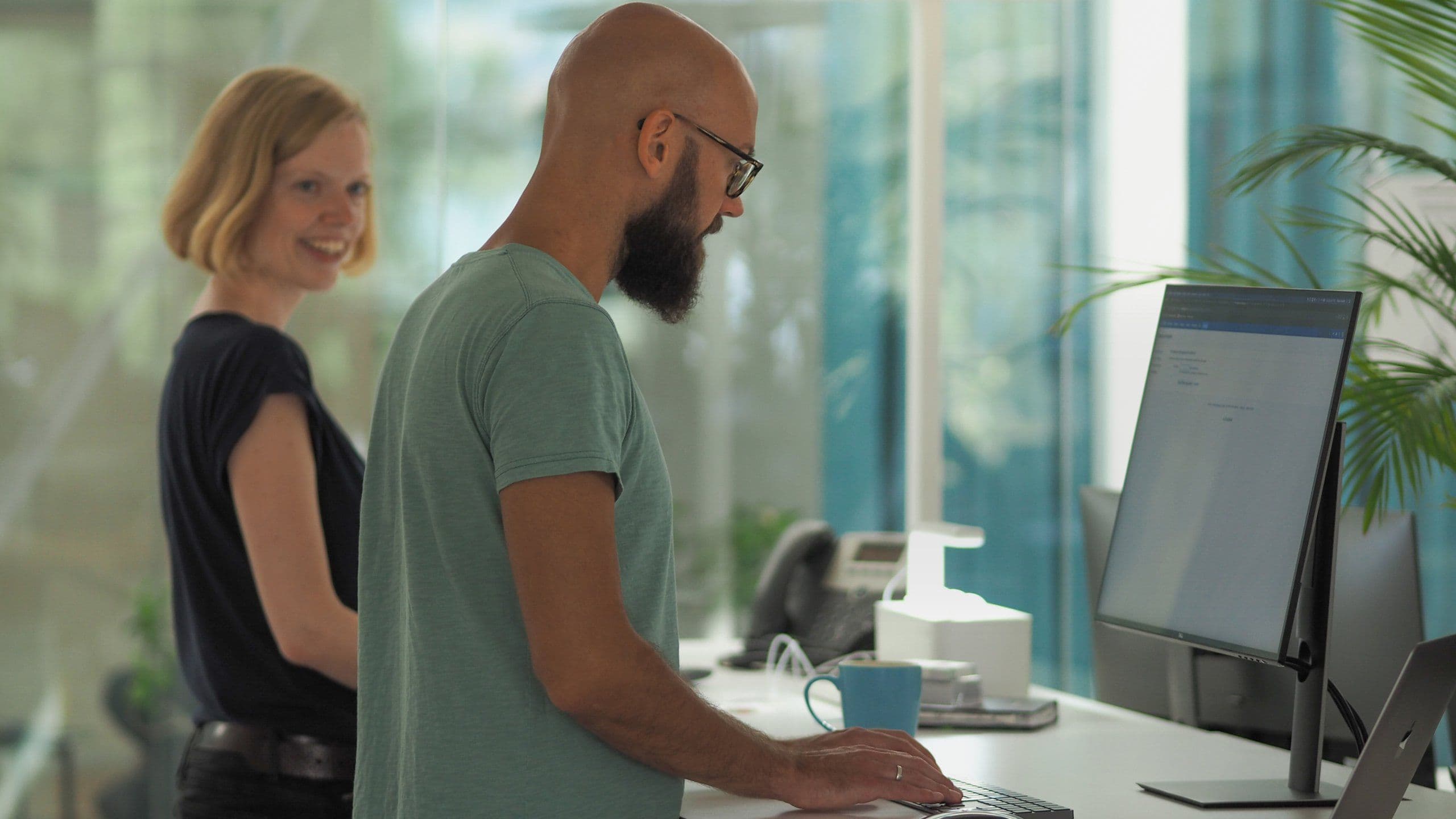 zwei mitarbeitende im austausch