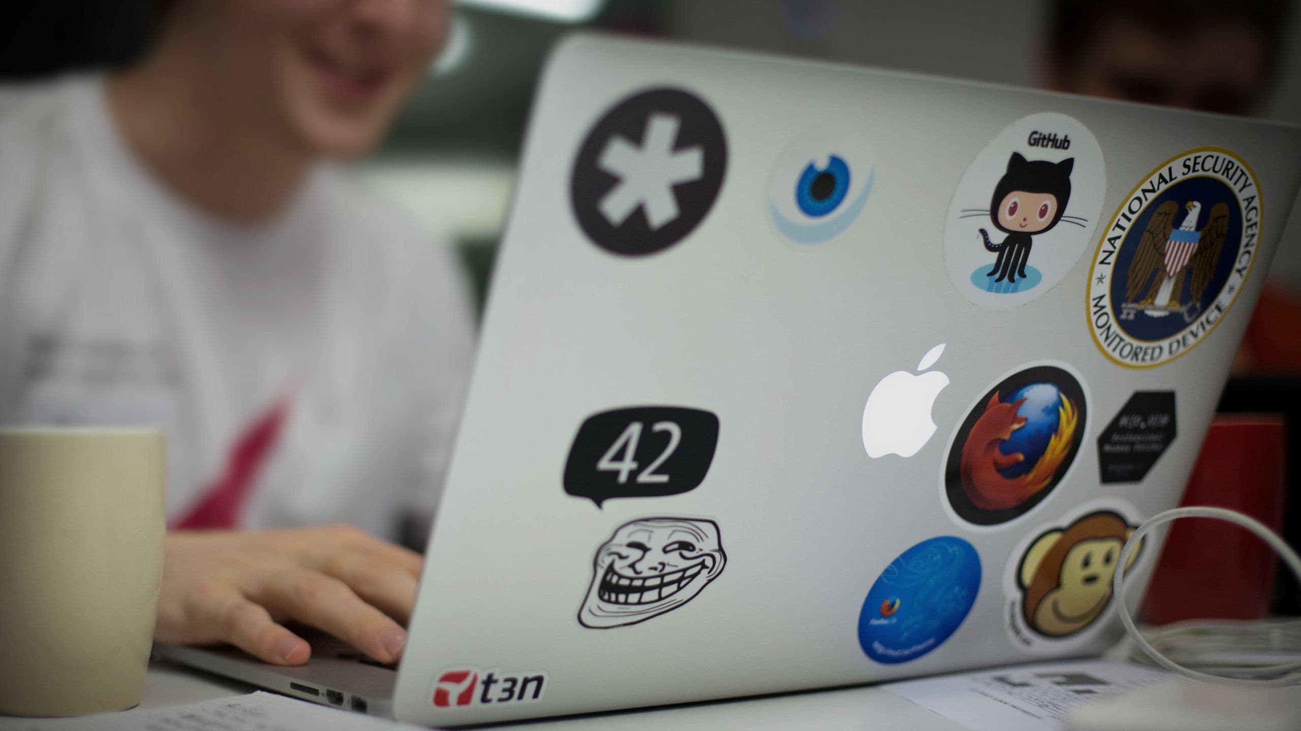 abbildung sticker auf laptop