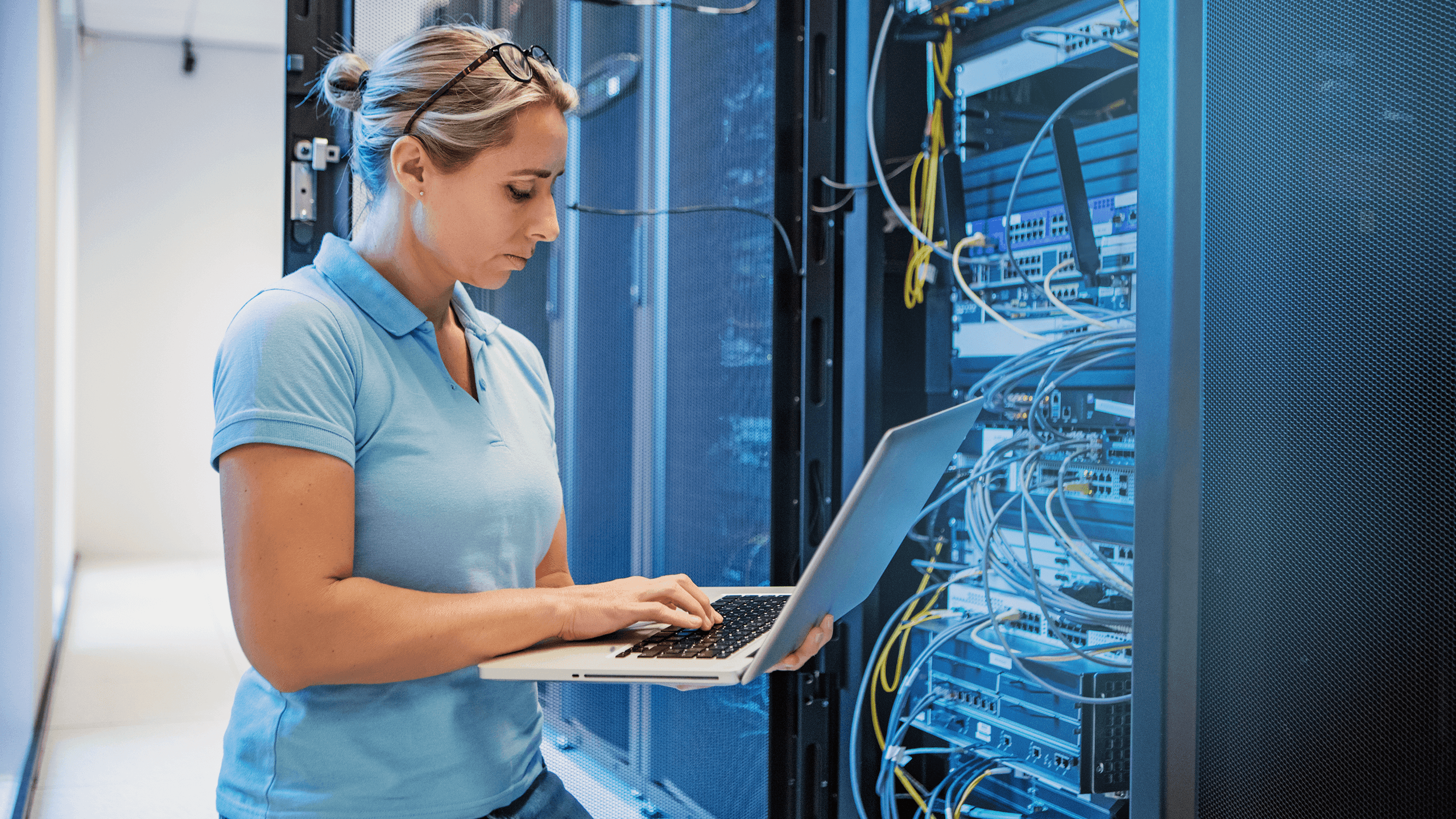 mitarbeitende am laptop vor elektronischen geräten