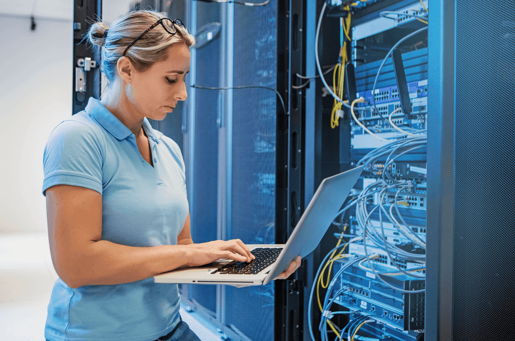 mitarbeitende am laptop vor elektronischen geräten