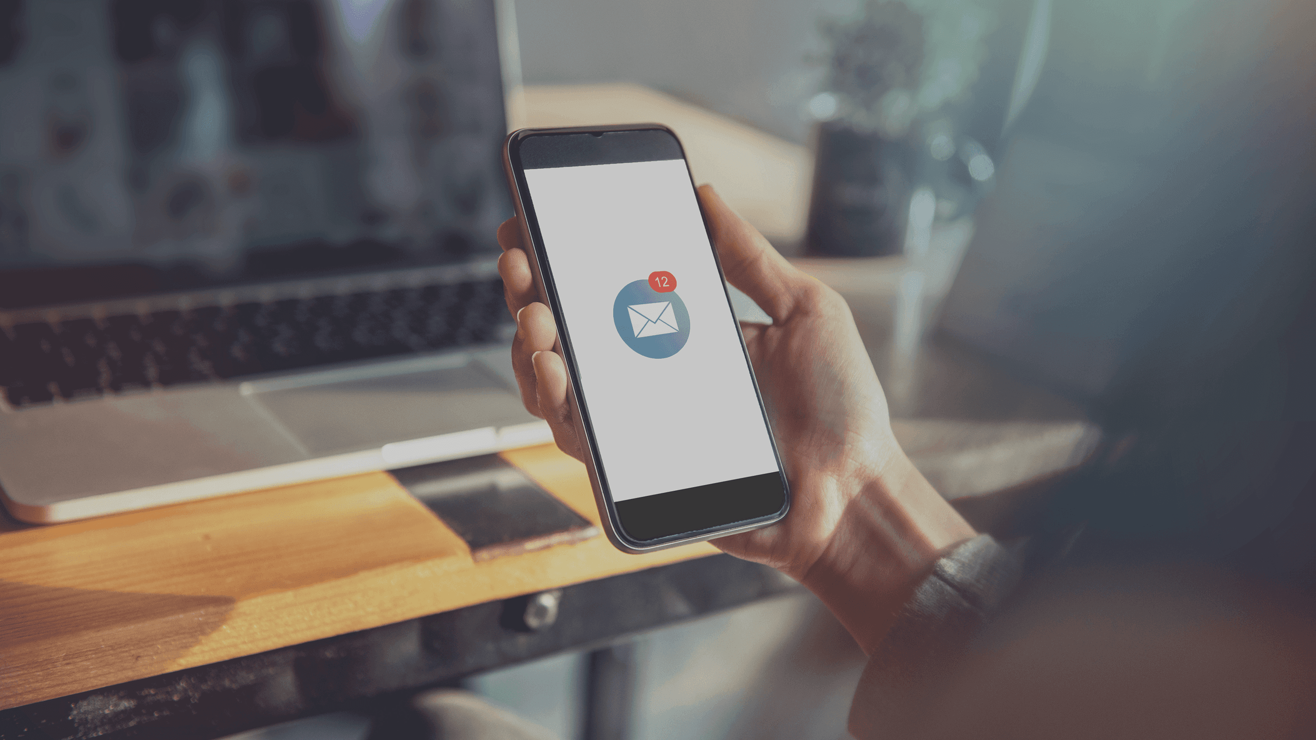 abbildung eines telefons mit mailsymbol
