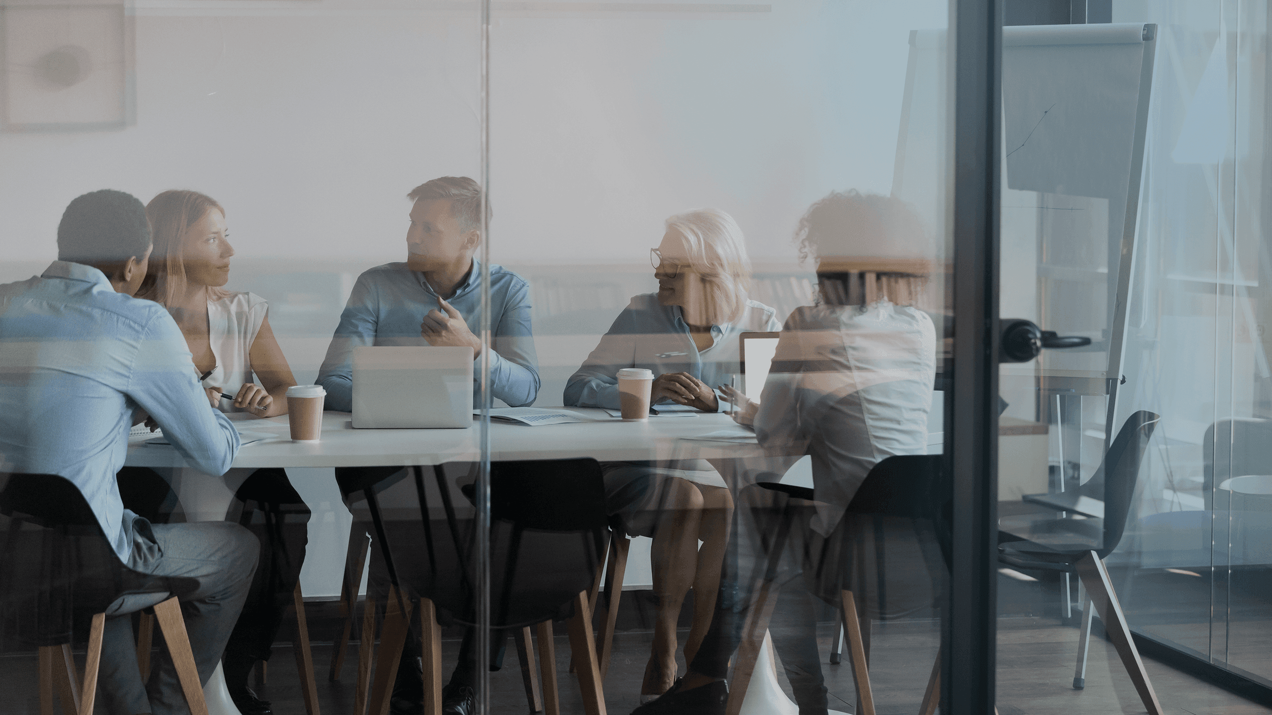 eine menschengruppe tauscht sich aus