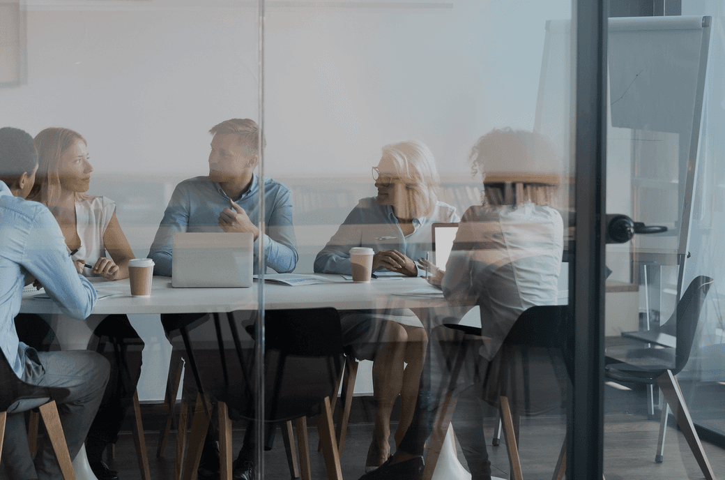 eine menschengruppe tauscht sich aus