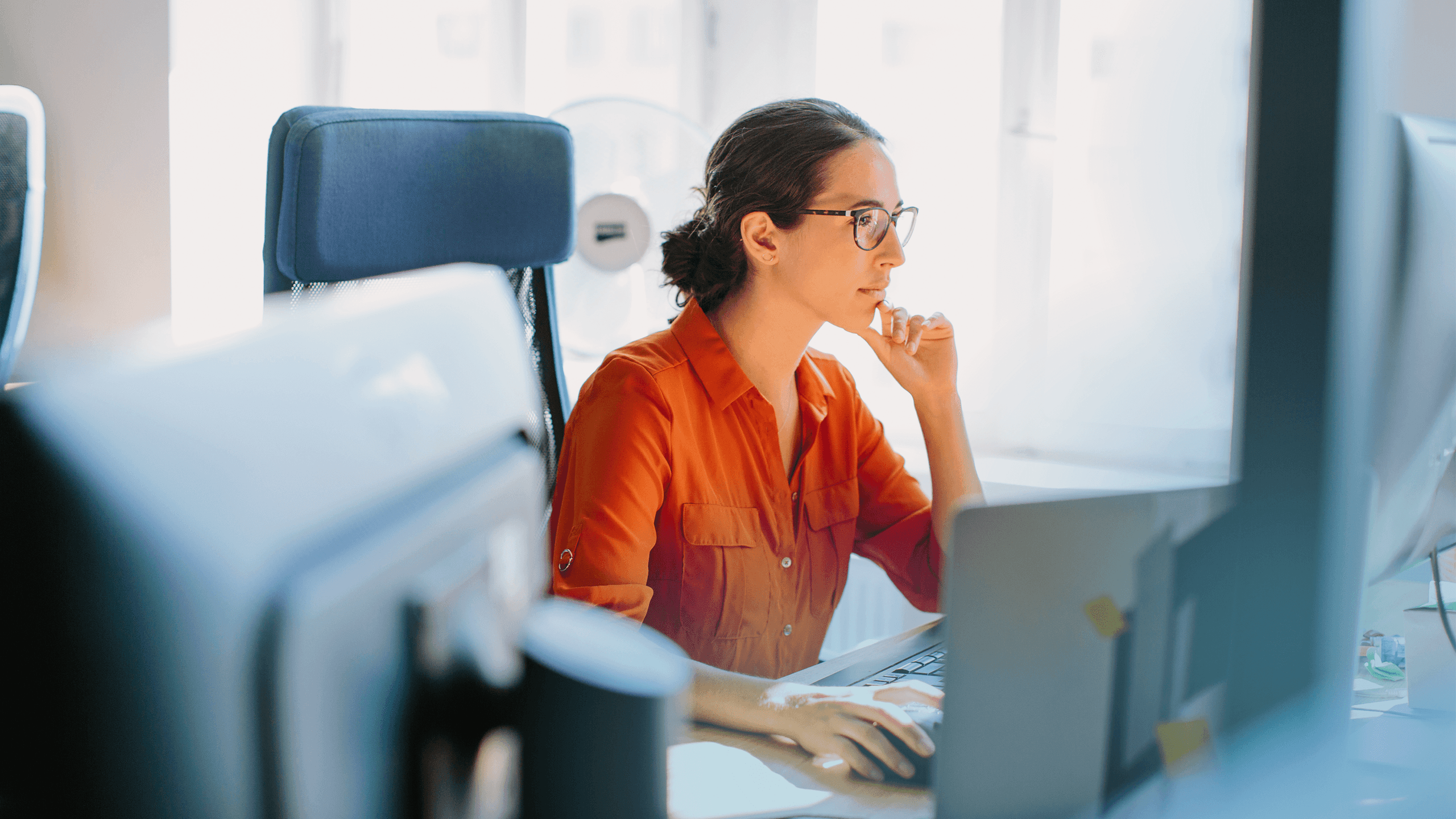 mitarbeiterin am arbeitsplatz