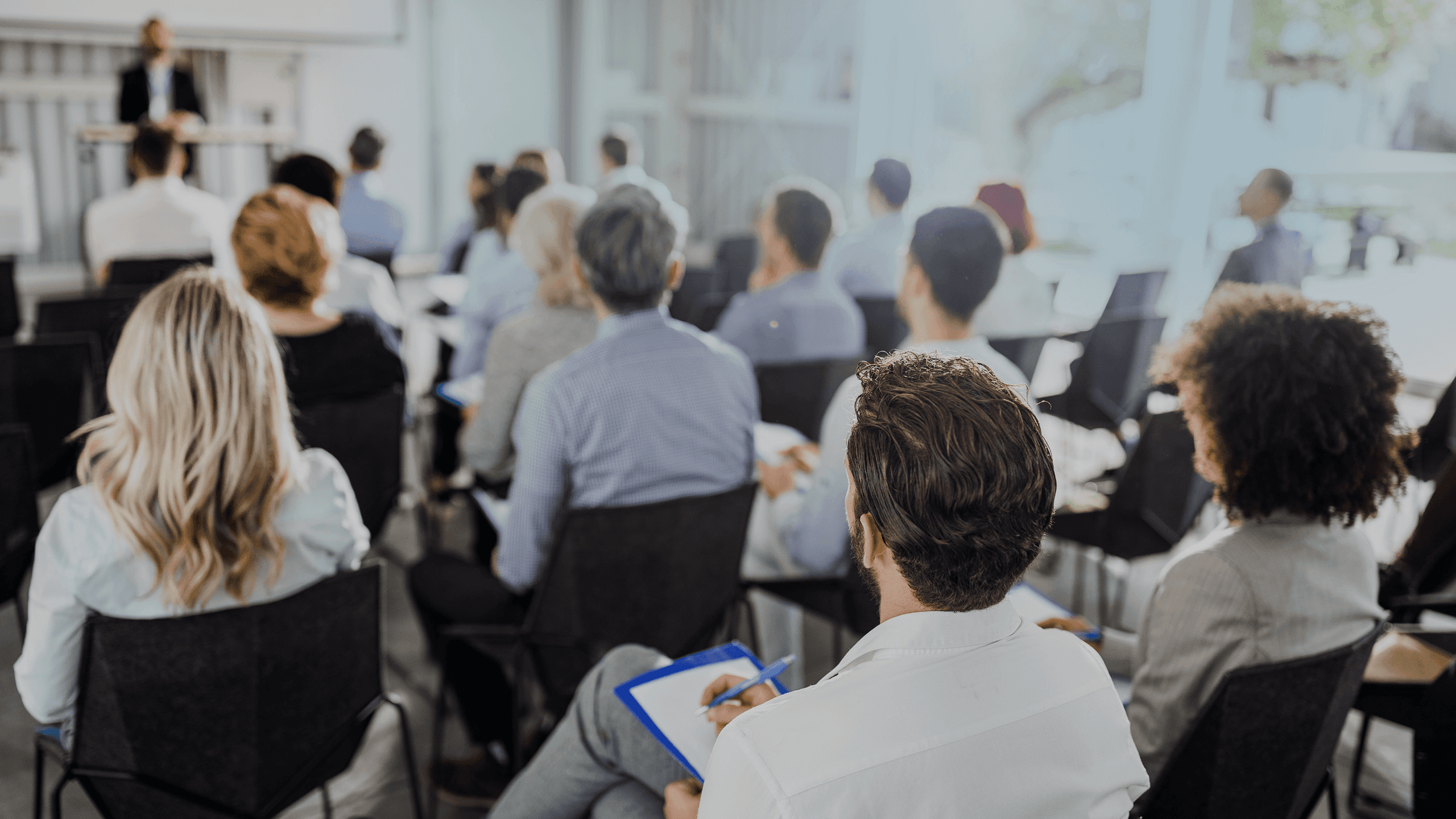 eine menschenmenge nimmt an einem vortrag teil
