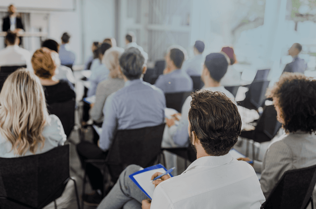 eine menschenmenge nimmt an einem vortrag teil