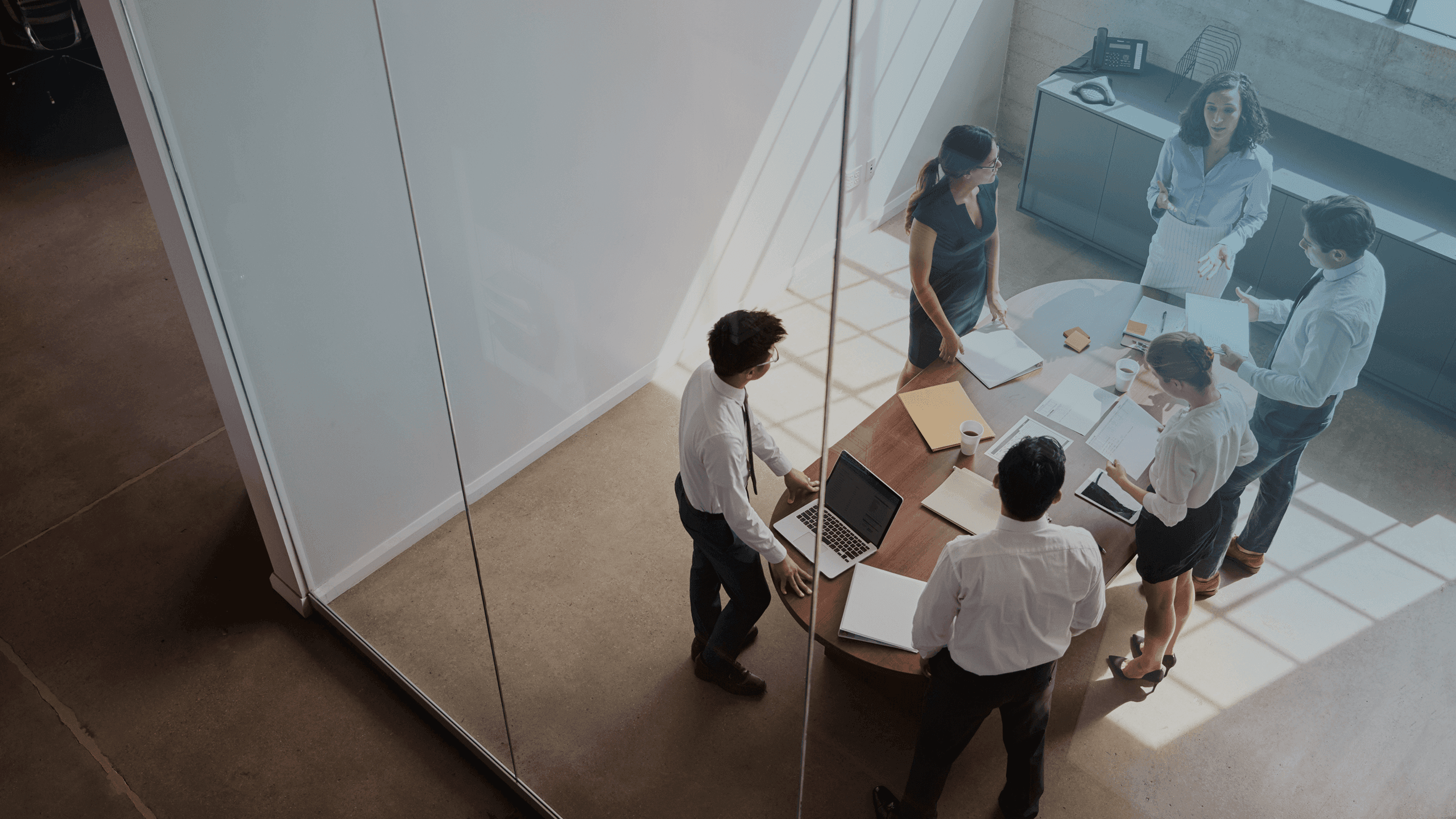 mehrere personen in einem raum diskutieren