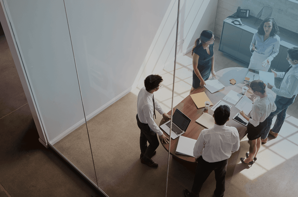 mehrere personen in einem raum diskutieren