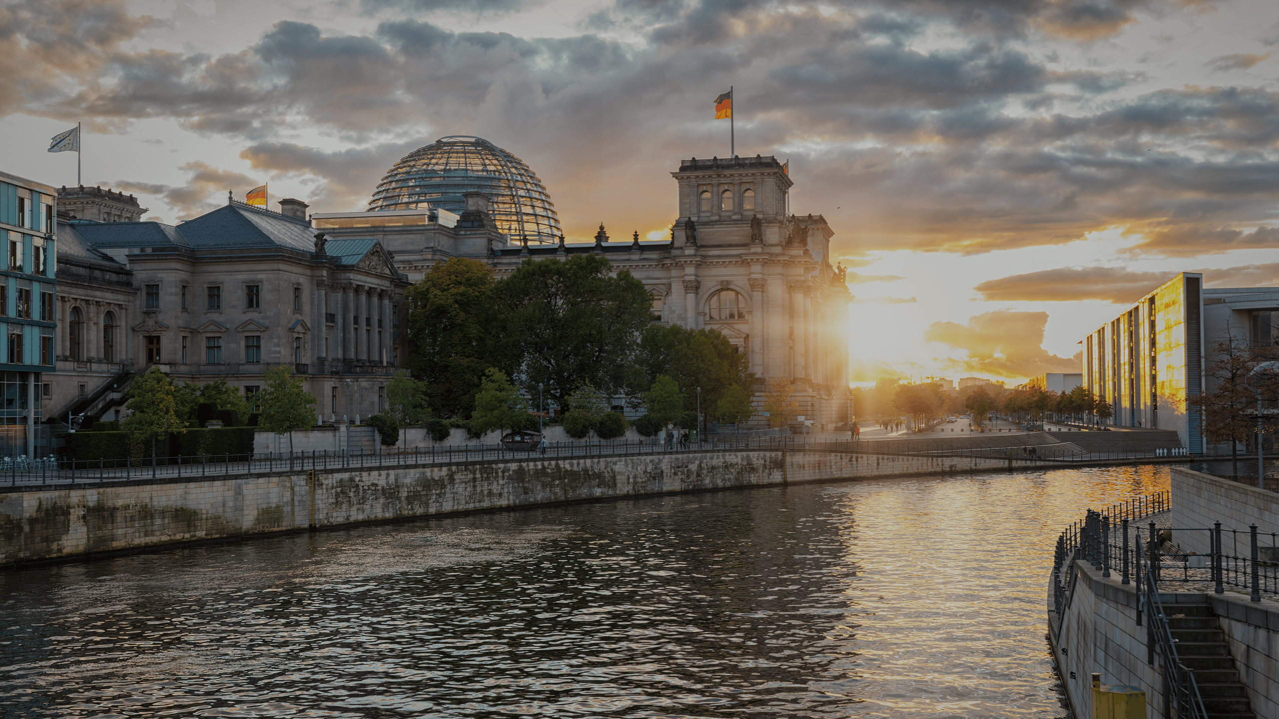 schaubild berlin regierungsviertel mit sonnenuntergang