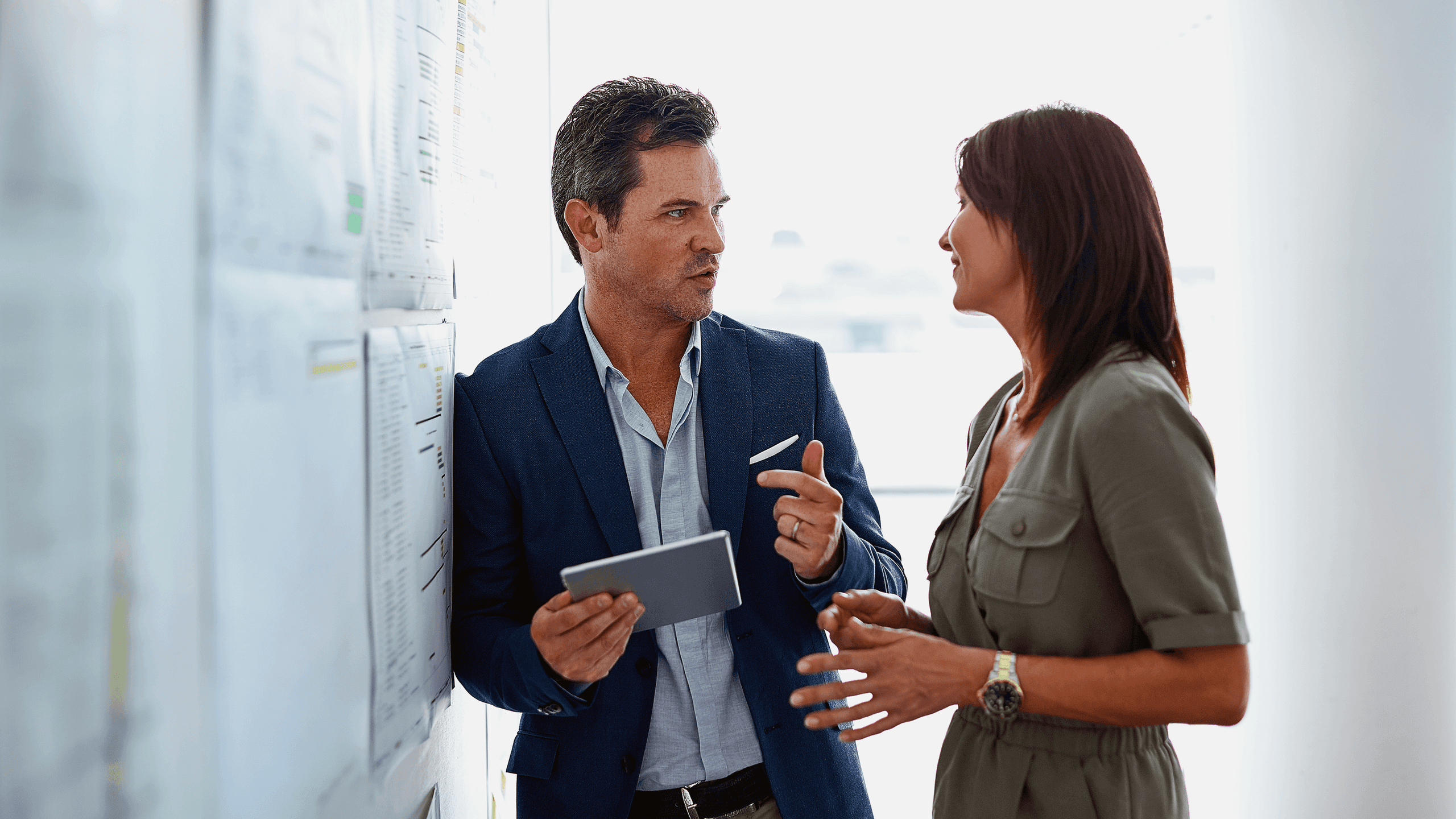 bühnenbild zwei kollegen im gespräch