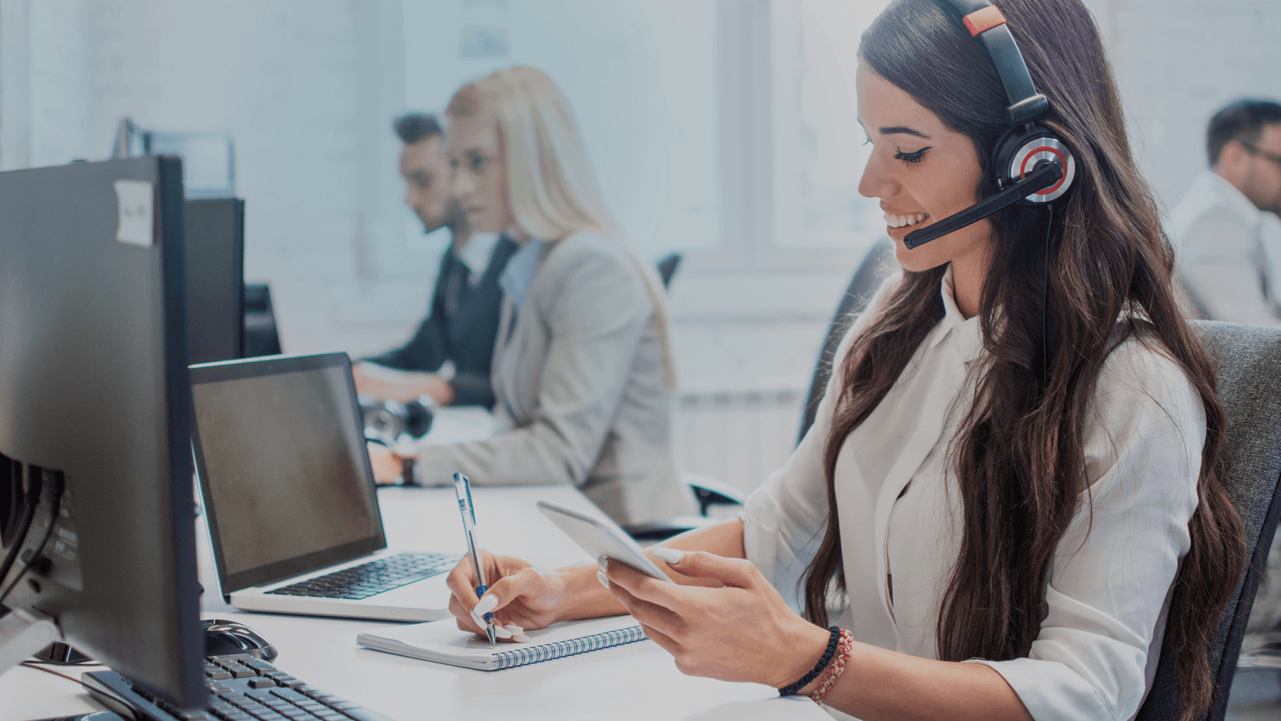 eine lächelnde person telefoniert mit headset