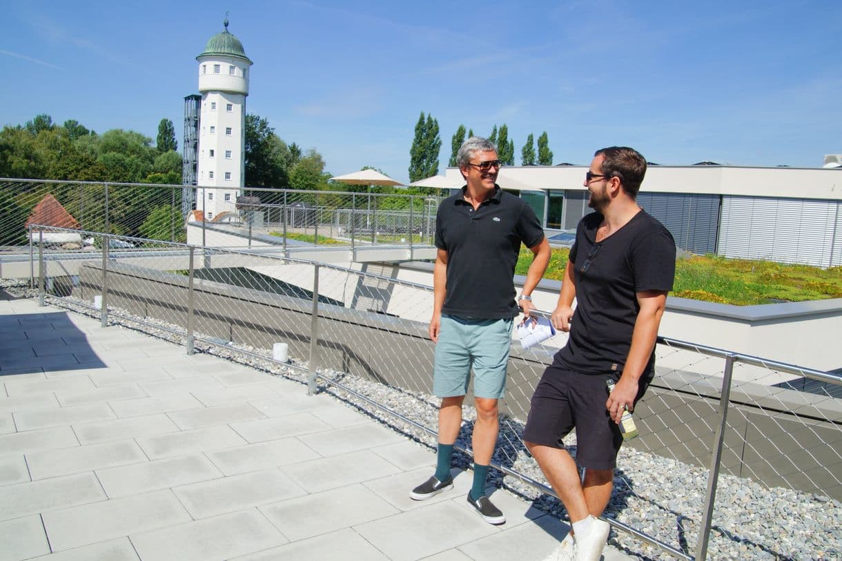 2 Maenner auf Terasse von SEITENBAU