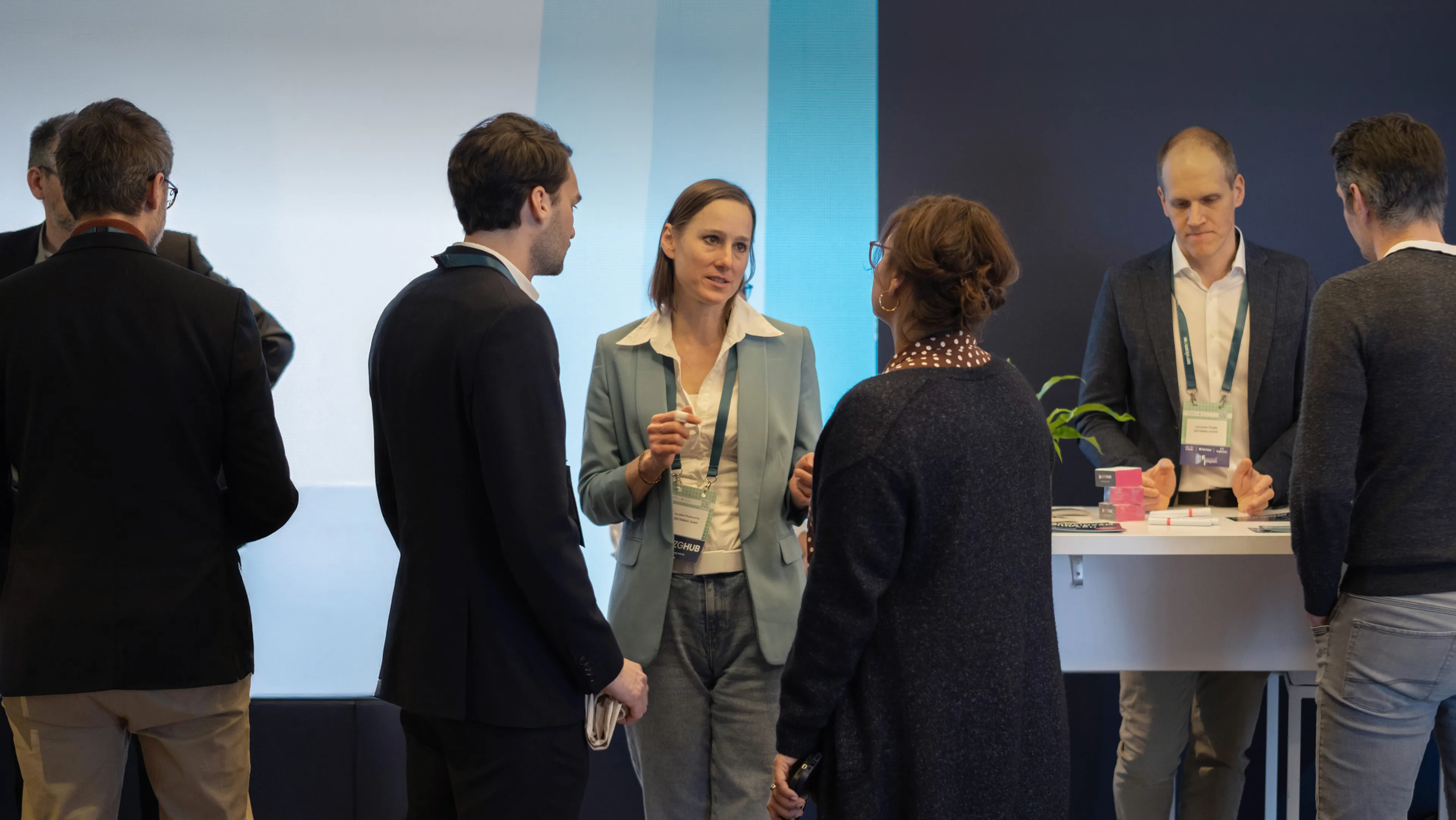 Der Stand von SEITENBAU beim Digitalen Staat 2025. Mehrere Menschen sind im Gespräch miteinander.