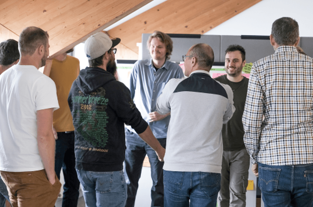 Kolleg:innen bei einer Review zur Barrierefreiheit