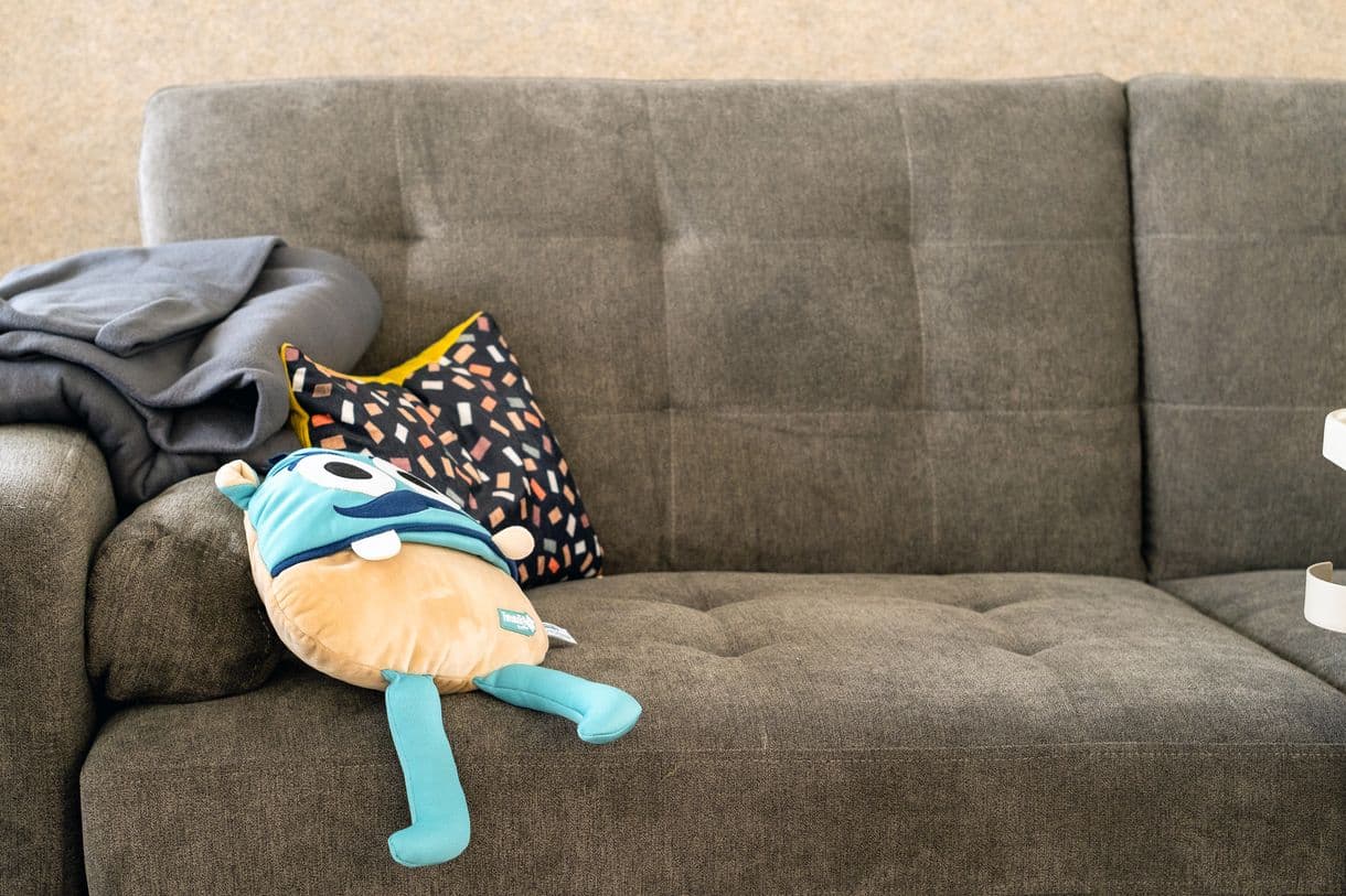 ein Kudomonster liegt auf einer Couch