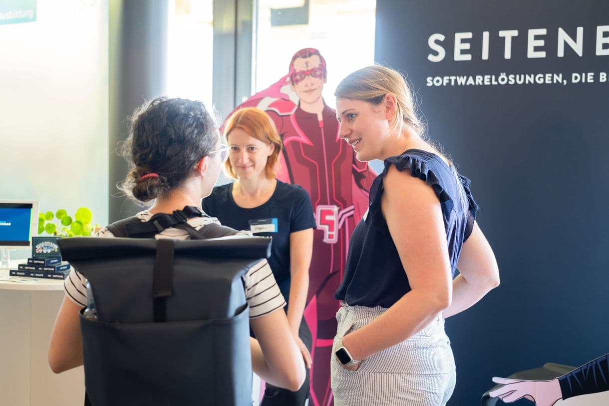 Mitarbeiterinnen am SEITENBAU Stand während einer Jobmesse