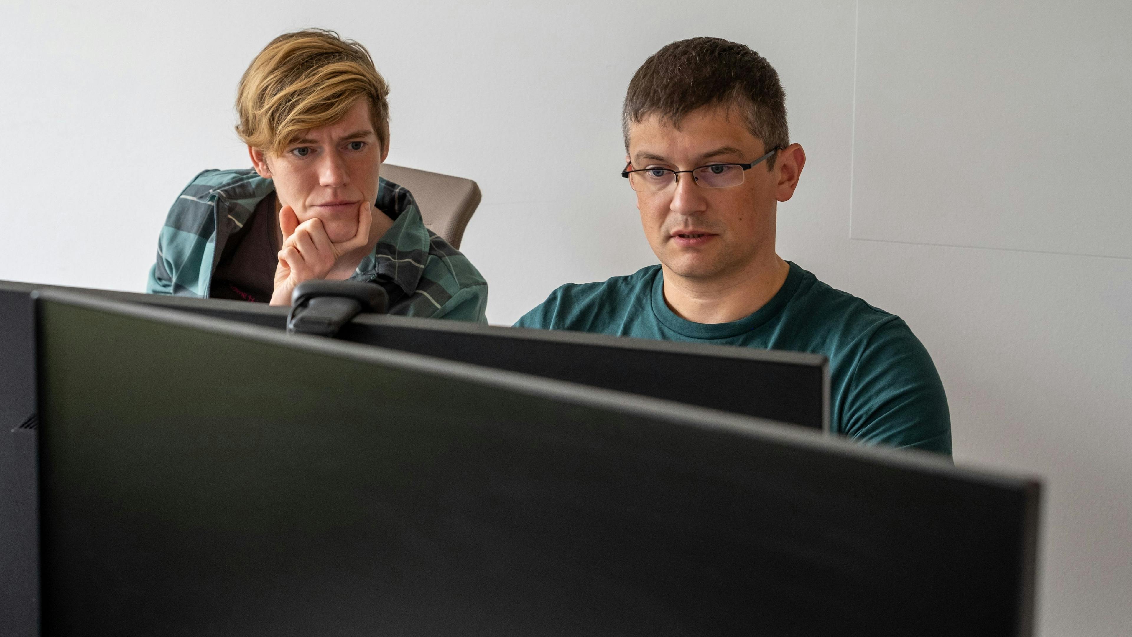Frau und Mann arbeiten konzentriert am Computer