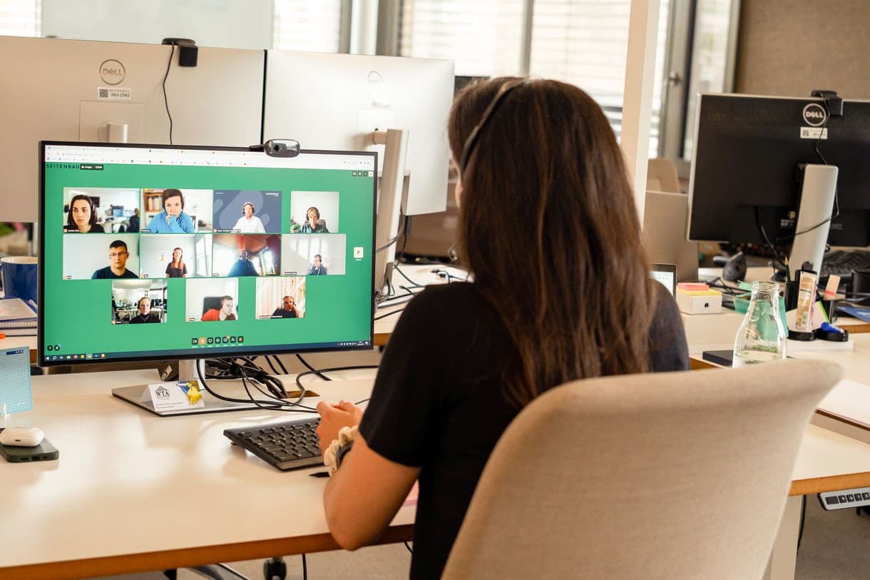 Eine Mitarbeiterin im Remote Workshop mit ihrem Team