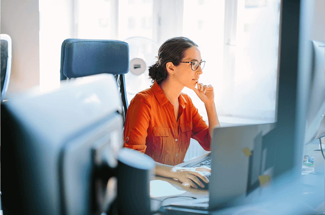 vorschaubild mitarbeiterin am arbeitsplatz