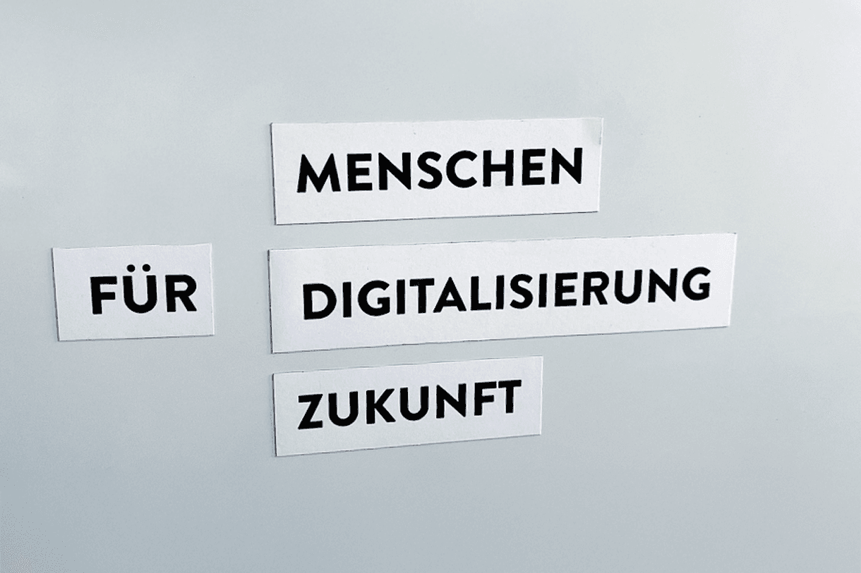 Text auf einem Board: Für Menschen, Digitalisierung, Zukunft